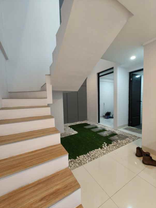 rumah baru lokasi strategis di jatinegara jaktim