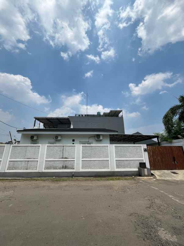 rumah carpot bisa 5 mobil di grand galaxy city