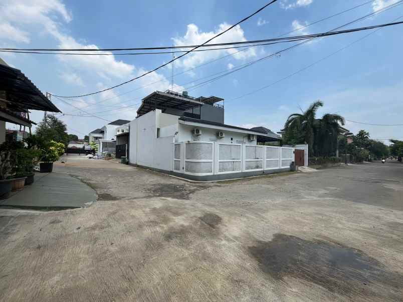 rumah carpot bisa 5 mobil di grand galaxy city