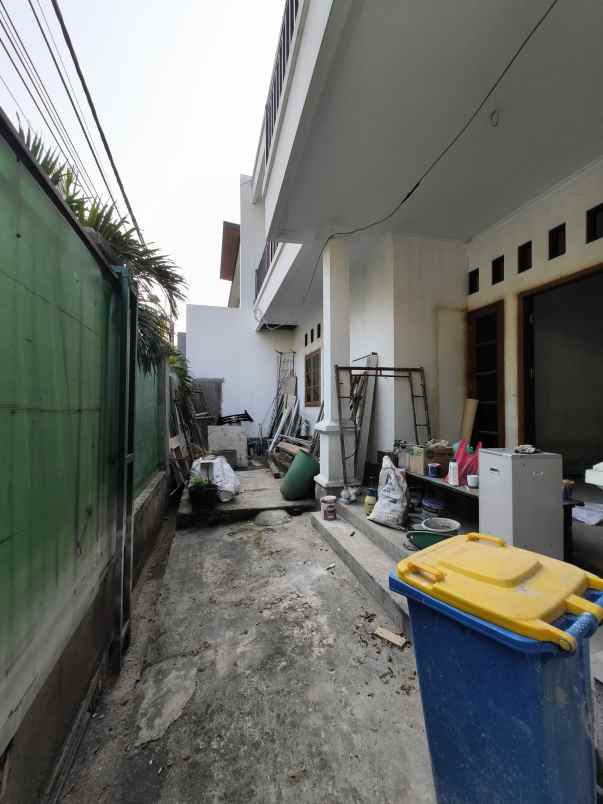 rumah dalam tahap renovasi di duren sawit