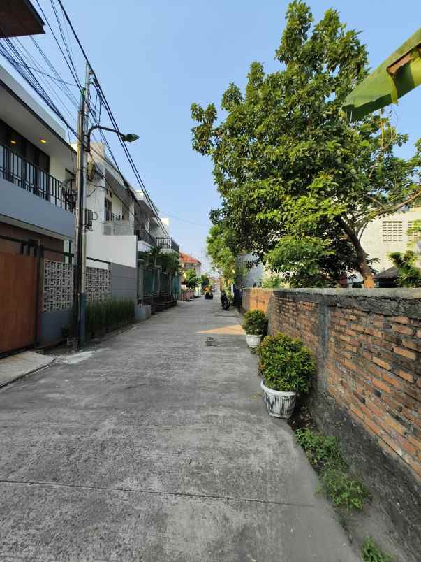 rumah dalam tahap renovasi di duren sawit