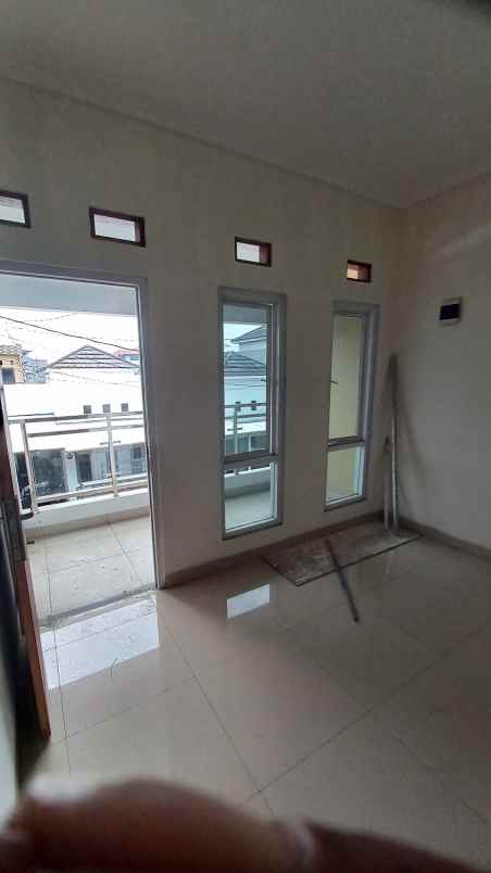 rumah dua lantai di kota bekasi