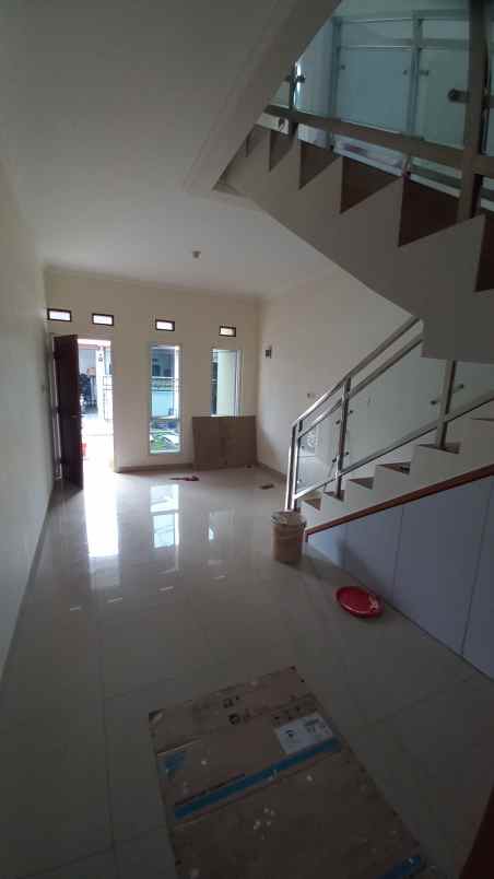 rumah dua lantai di kota bekasi