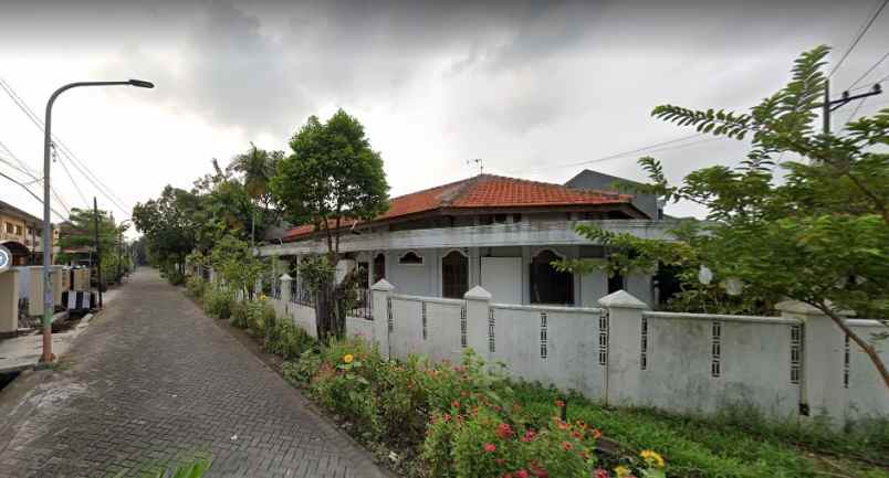 rumah hook tanah luas di ketintang pusat kota surabaya