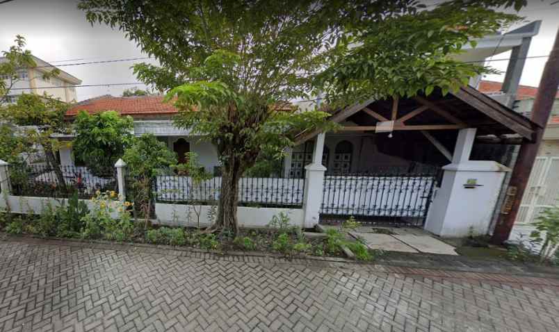 rumah hook tanah luas di ketintang pusat kota surabaya