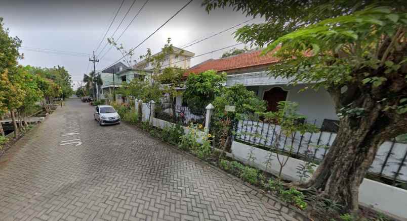 rumah hook tanah luas di ketintang pusat kota surabaya