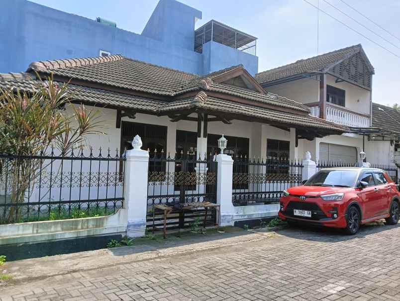 rumah hook tengah kota tirtoyoso semarang timur