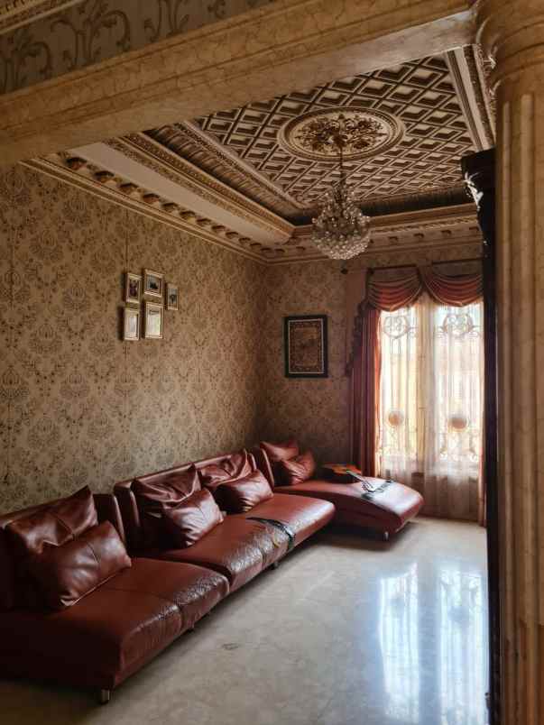 rumah klasik di harapan indah regency bekasi