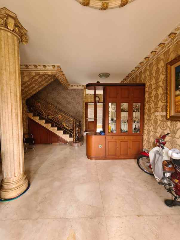 rumah klasik di harapan indah regency bekasi