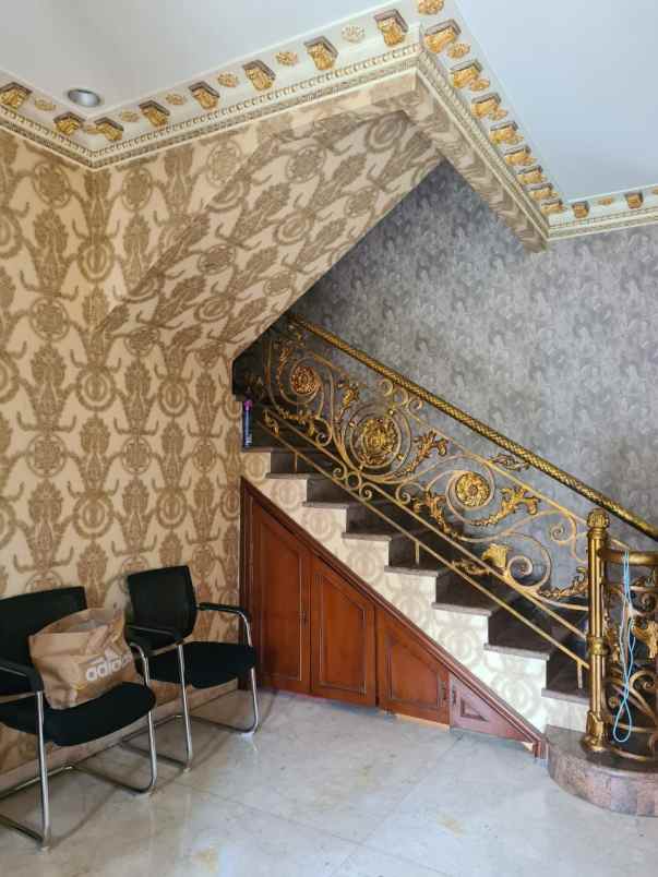 rumah klasik di harapan indah regency bekasi