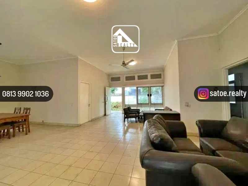 rumah lama di jl cipaku petogogan kebayoran baru