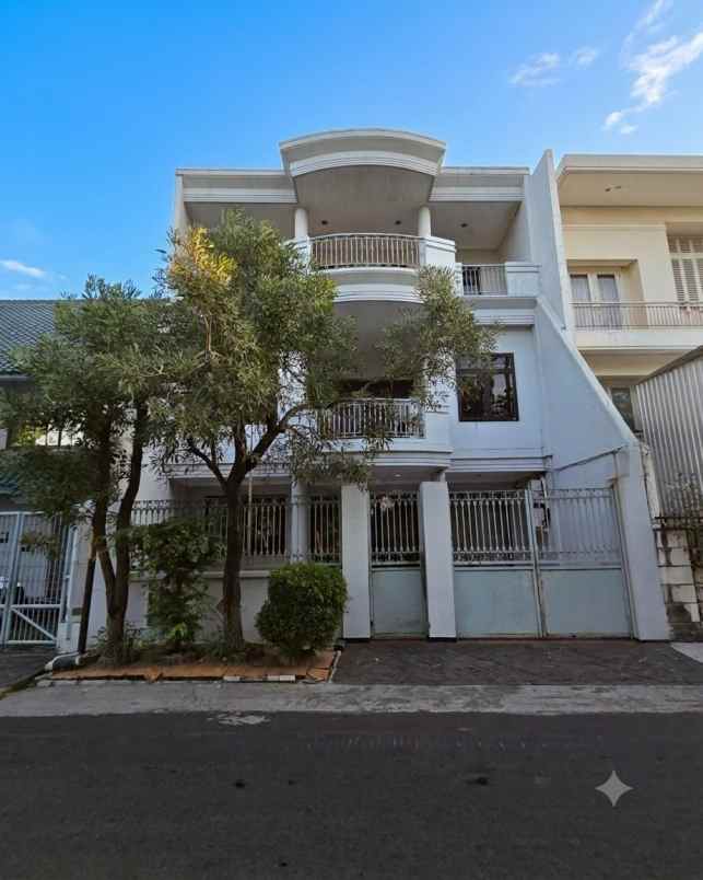 rumah manyar tompotika strategis row 4 mobil ex kantor