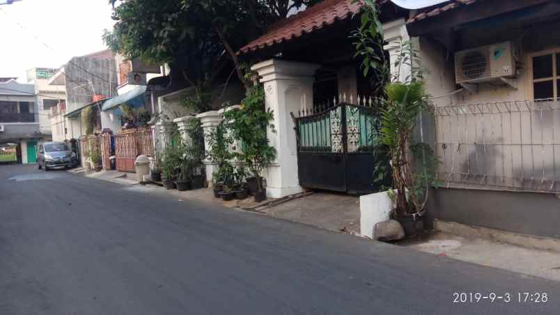 rumah masuk komplek 600 meter ke jln raya pasar minggu