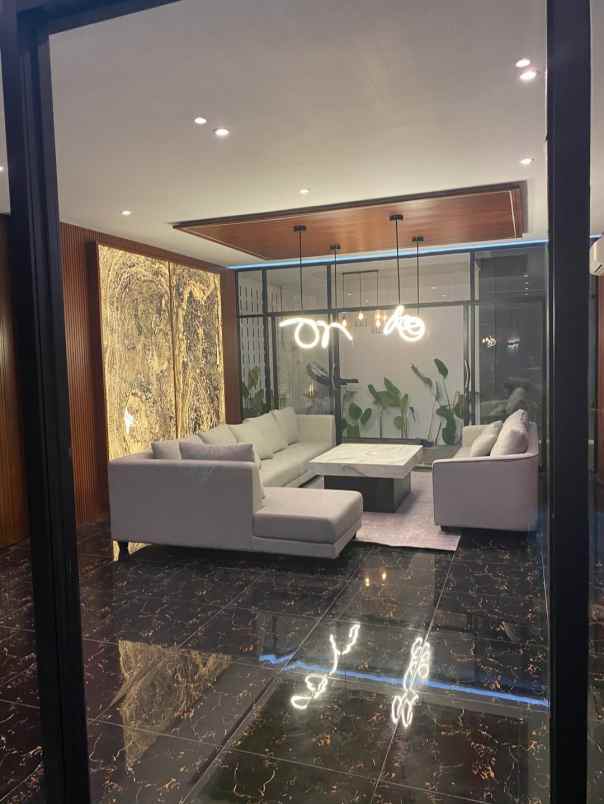 rumah mewah ada kolam renang lokasi serdam