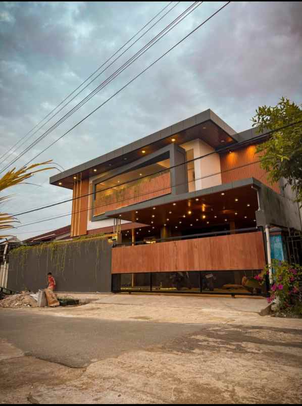 rumah mewah ada kolam renang lokasi serdam