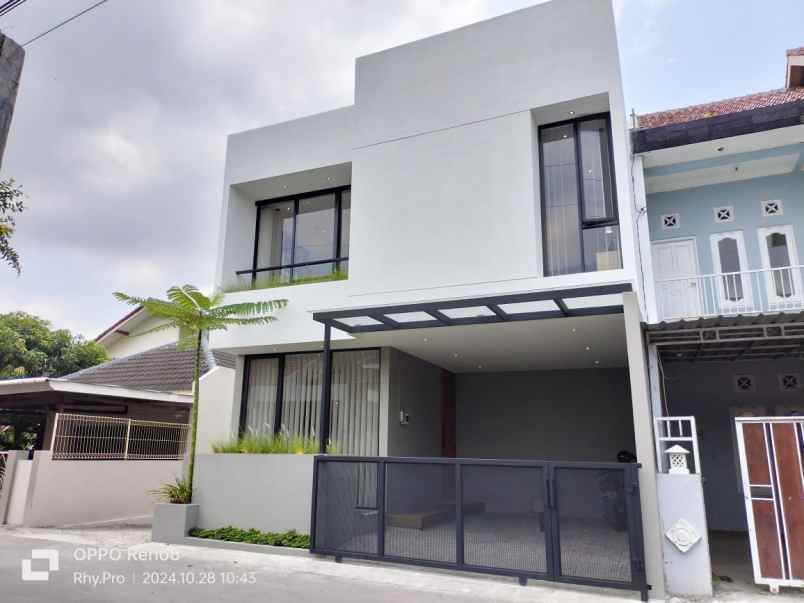 rumah mewah full furnished dekat kampus uii