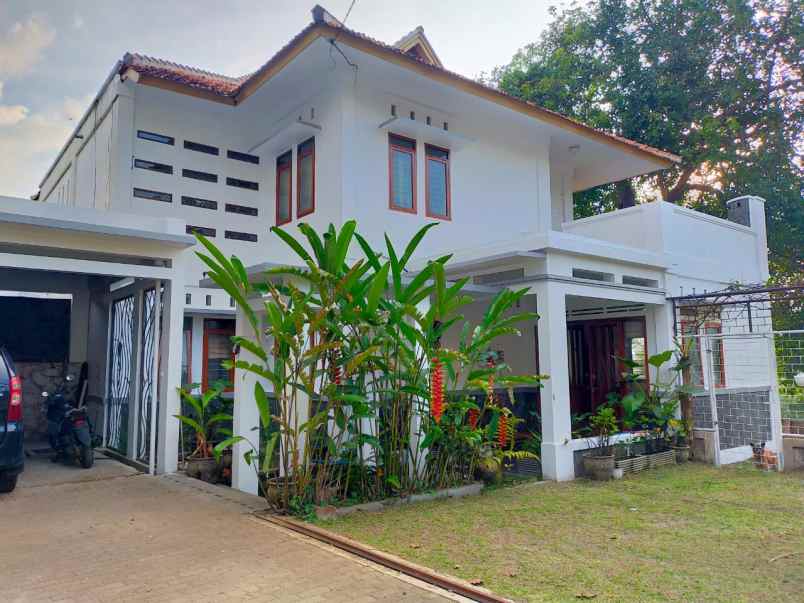 rumah mewah luas di ciwaruga dekat polban