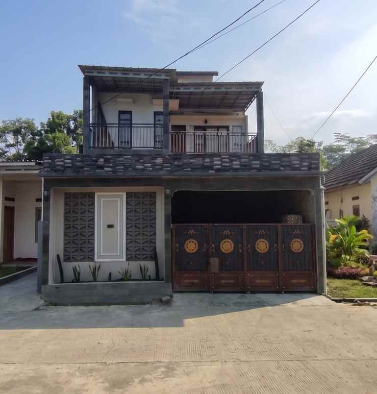 rumah modern 2 lantai siap huni