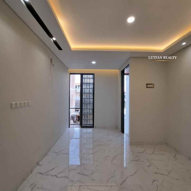 rumah modern kontemporer jagakarsa