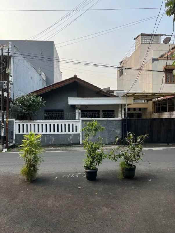 rumah pinggir jalan 100 meter ke tebet eco park