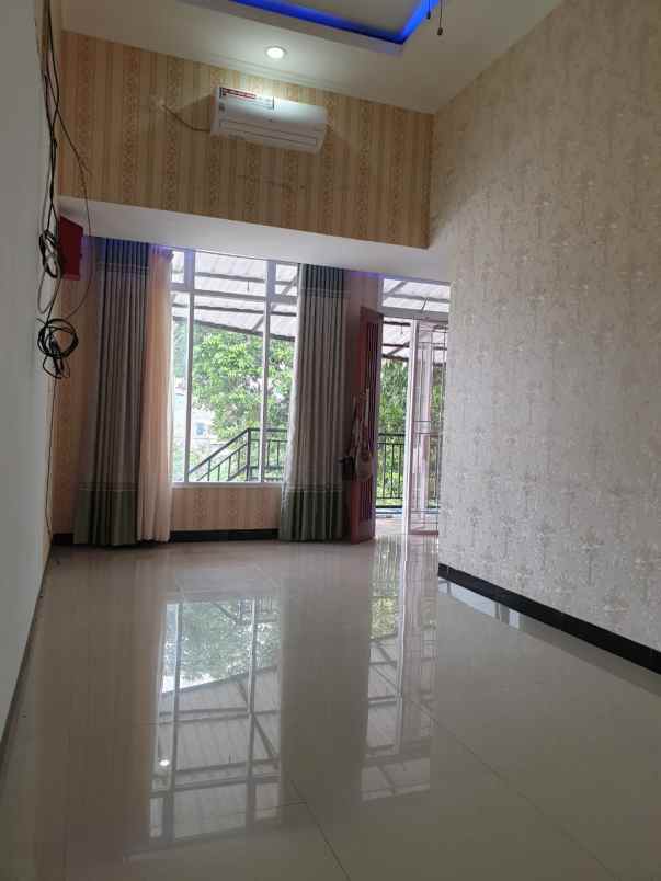 rumah second 1 5 lantai terawat di beji depok