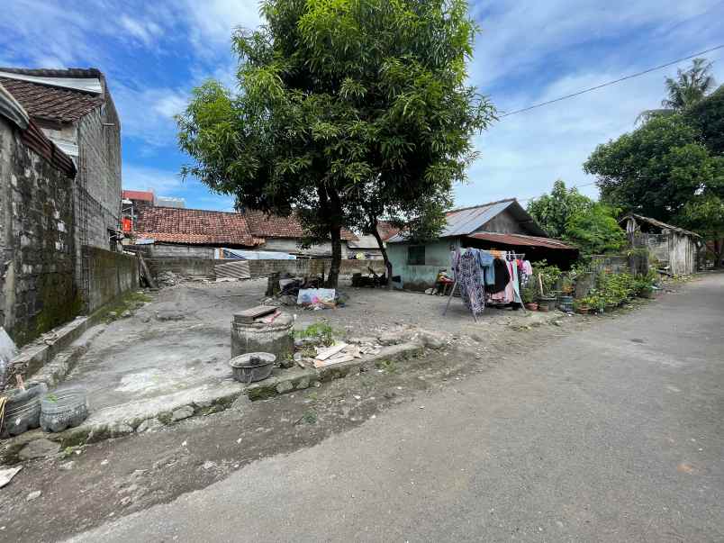 selatan pasar gentan tanah jakal km 9 lingkungan kos