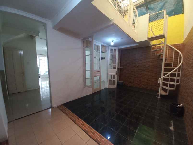 sewa rumah villa sentra raya citraland surabaya