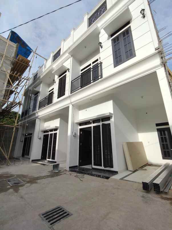 dijual rumah balekambang