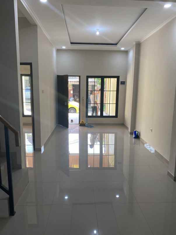 dijual rumah cluster venesia sentul city