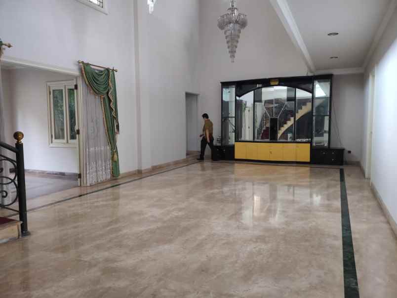 dijual rumah dharmahusada indah