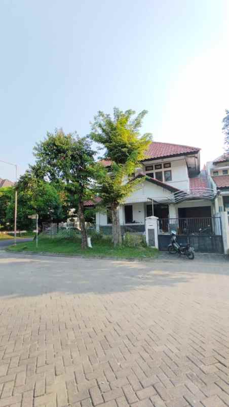 dijual rumah graha famili