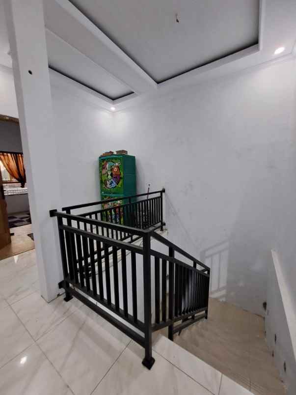 dijual rumah hook 2 lantai tamanalamanda bekasi