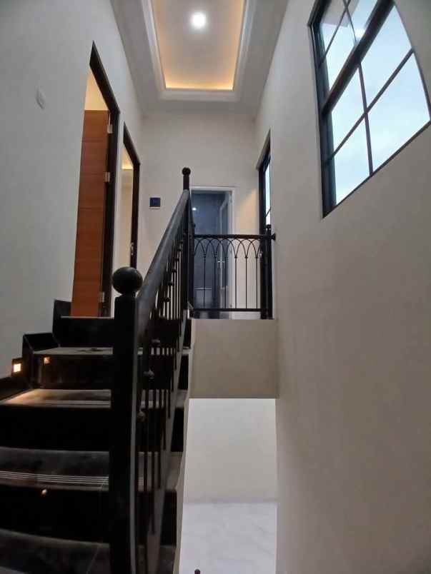 dijual rumah jalan kemang raden saleh depok