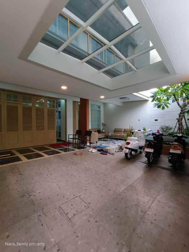 dijual rumah jalan raya kebon jeruk