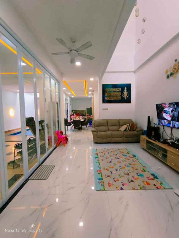 dijual rumah jalan raya kebon jeruk