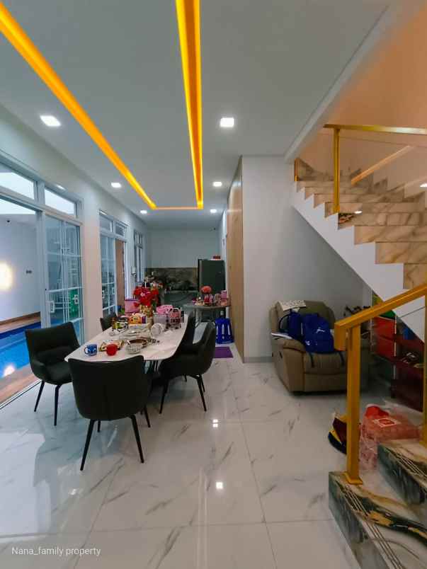 dijual rumah jalan raya kebon jeruk