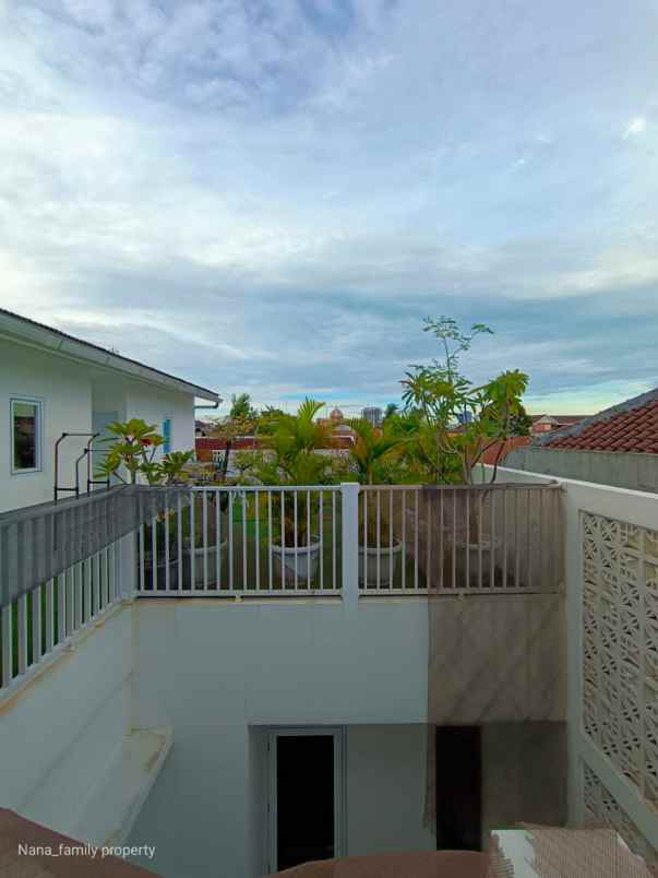 dijual rumah jalan raya kebon jeruk