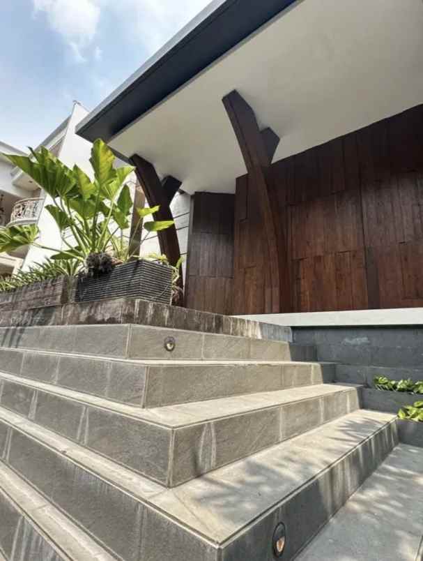 dijual rumah jl panglima polim kec