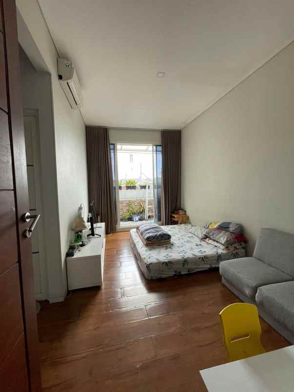 dijual rumah karang empat