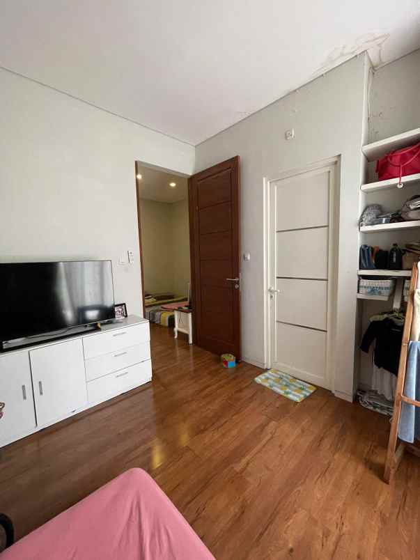 dijual rumah karang empat