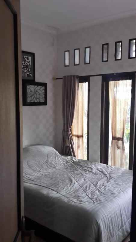 dijual rumah komplek duta regency