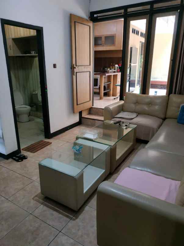 dijual rumah komplek duta regency