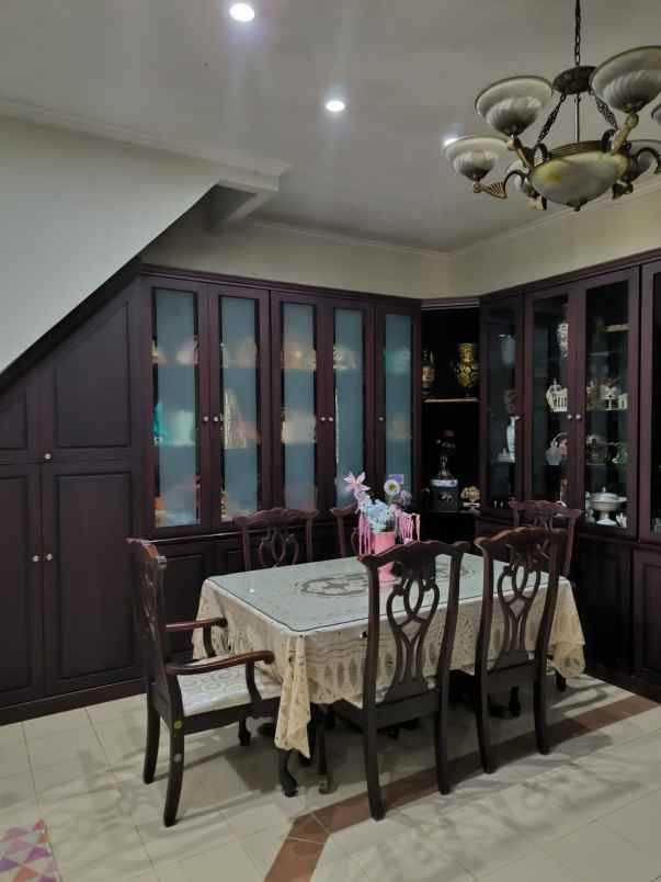 dijual rumah komplek metro permata
