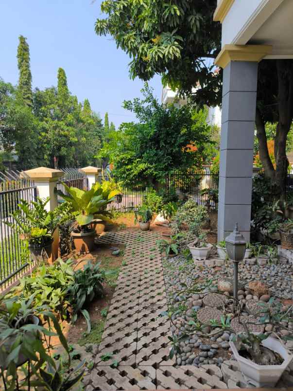 dijual rumah komplek metro permata