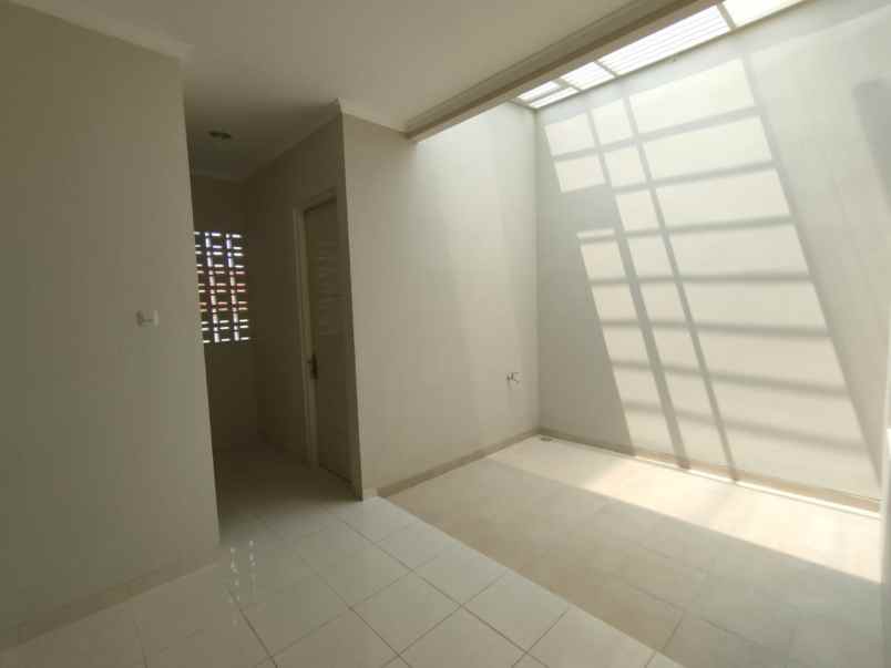 dijual rumah manyar tirtoasri