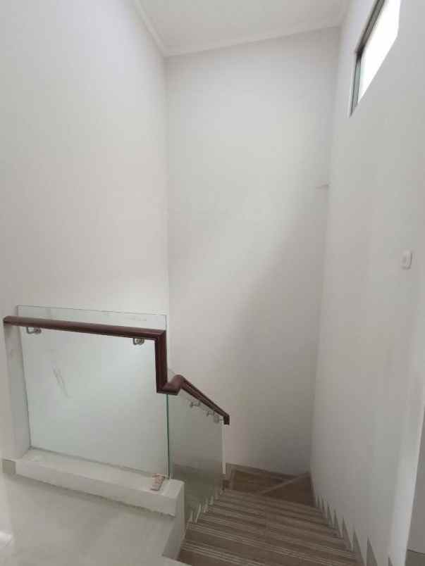 dijual rumah mulyosari