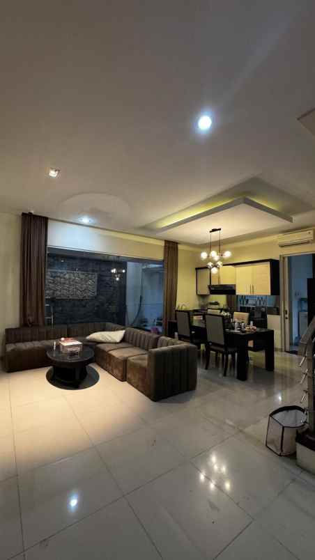 dijual rumah pakuwon city