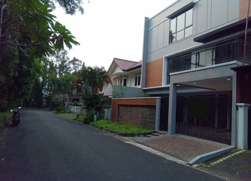 dijual rumah perumahan modernland