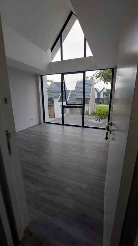 dijual rumah royal residence 2