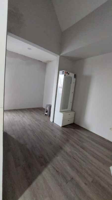 dijual rumah royal residence 2